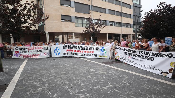 Osasungintza publikoa defendatu eta indartzea galdegiteko mobilizatu dira