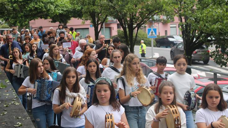 Zumartekoen ibilbide musikatuak herria zeharkatu du